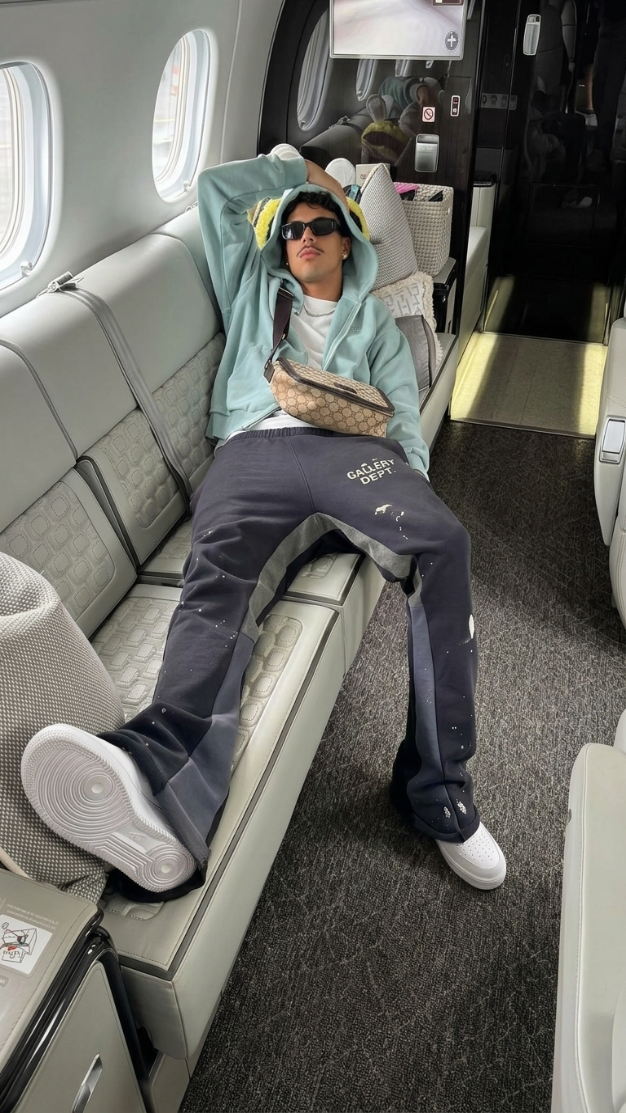 Foto real dentro de jato privado